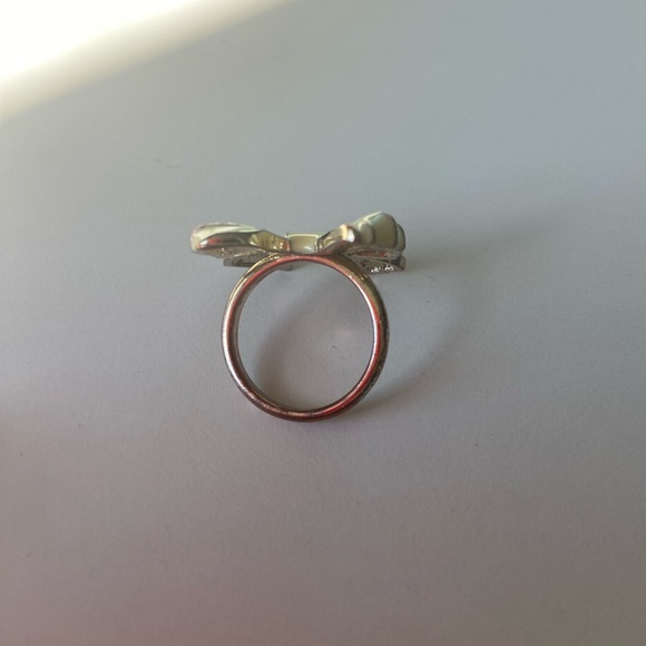 Ribbon bow ring - white and golden - ~size 8 - Picture 5 of 8